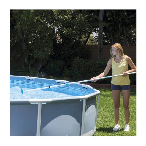 Kit-pulizia-per-piscine-Intex-28002-ambientata