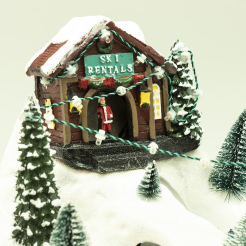 ECD Germany Casetta di Natale in Legno con Illuminazione a LED Bianco Caldo 32x9x30 cm a Batteria Timer Casa Decorativa 4 Abeti Decorazione Natalizia Invernale di Natale per Interni