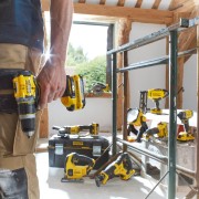 Smerigliatrice angolare a batteria 18V Stanley Fatmax V20 SFMCG400B-XJ