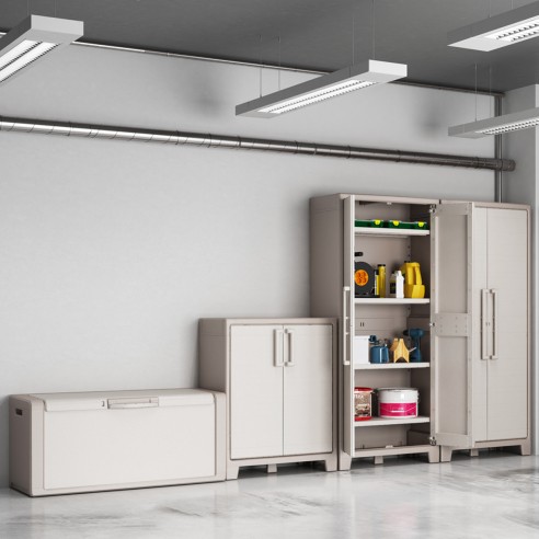 Keter Gulliver alto armadio in resina beige/sabbia ambientato