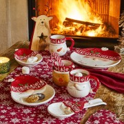 Piatto piano 28 cm Dear Santa rosso ambientato
