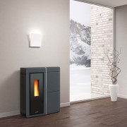 Stufa a pellet ermetica ventilata slim maiolica Evelyne Idro 2.0 18 kW LaNordica Extraflame