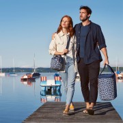 Borsa termica XL Reisenthel blu navy/bianco ambientata