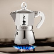 Caffettiera Moka Dama Pure Ice Bialetti 1 tazza ambientata