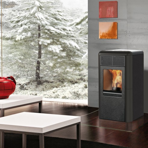 Stufa a pellet Idro Idropoint2 10,1 kW grigio ambientata