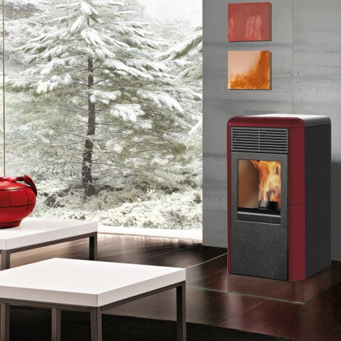Stufa a pellet Idro Idropoint2 10,1 kW bordeaux ambientata