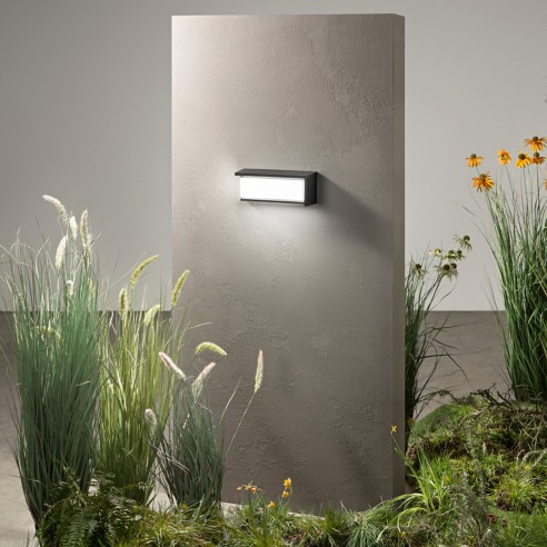 Applique LED da esterno Block nero rettangolare 24W, IP65 Intec ambientata