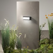 Applique LED da esterno Block nero rettangolare 24W, IP65 Intec ambientata
