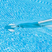 Kit-pulizia-piscine-Deluxe-Intex-28003-ambientata